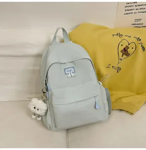 Hellblauer Freizeitrucksack fuer den Alltag mit grossem Fassungsvermoegen und Anhaenger.