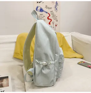 Hellblauer Rucksack Seitenansicht mit atmungsaktivem Gurt, Seitentasche und feinem Stoffmaterial.