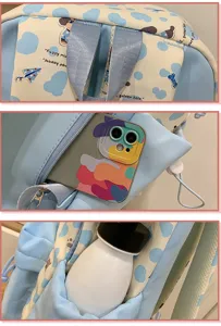 Hellblauer niedlicher Rucksack für Schüler mit Wolken- und Hundemuster, Detailansicht.