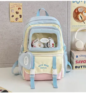 Detailansicht eines süßen, pastellfarbenen Canvas-Schulrucksacks mit transparentem Fenster.
