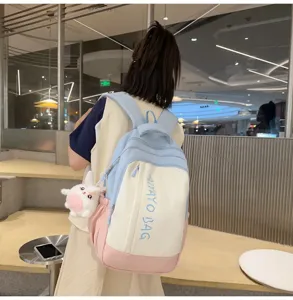 Lässiger Color-Block-Rucksack mit süßem Hasenanhänger für Alltag, Pendeln und Reisen.