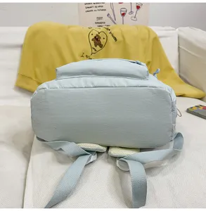 Rucksack Detailansicht in Hellblau mit verstellbaren Trägern und Vordertasche.