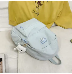 Hellblauer Studenten-Rucksack mit grossem Volumen, lässiger Schulranzen mit niedlichem Anhänger.
