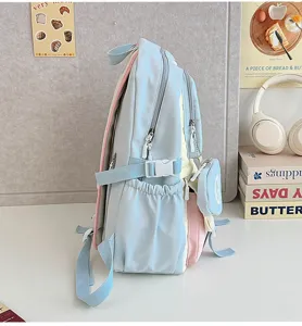 Seitenansicht der niedlichen Pastell-Farbblock-Schultasche mit praktischen Seitentaschen.