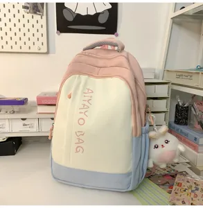 Farbblockierter Studentenrucksack mit Hasenanhänger, stylische Freizeittasche für Alltag.