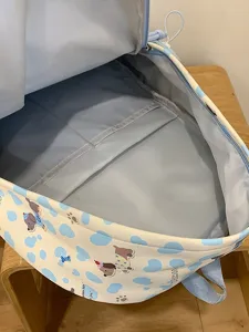 Japanischer süßer Freizeitrucksack mit niedlichem Welpen und blauem Wolkenmuster.