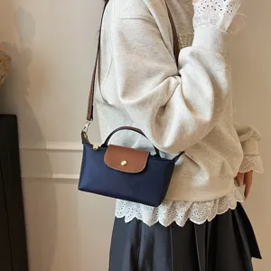Kleine Nylon Umhängetasche mit brauner Lederlasche, vielseitige dagelijkse handtas.