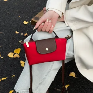 Kleine Nylon Umhängetasche mit Lederklappe Griff, stilvolle kompakte Handtasche.