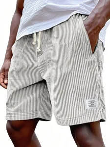 Nahaufnahme Detail von Herren Kordshorts mit weichem strukturiertem Stoff und Kordelzug.