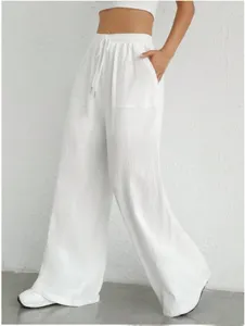 Vista dettagliata dei pantaloni casual bianchi da donna con coulisse in vita e comode tasche.