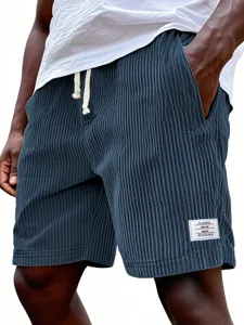 Herren Cordshorts Detailansicht mit breiten Streifen, Tunnelzug und modischem Patch.