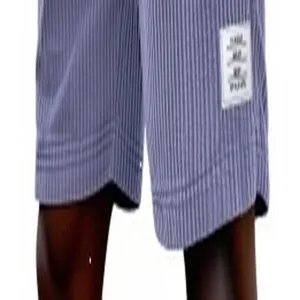 Kordshorts für Herren mit dicken Streifen und markantem weißem Label Detail im Nahbereich
