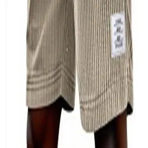 Herren gestreifte Kordshorts casual lässige lose Fünf-Viertel-Hose mit weißem Etikett.