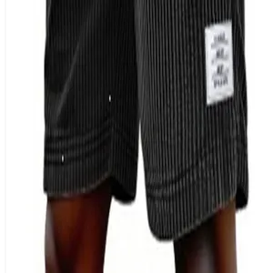 Detailaufnahme schwarzer Cord-Herrenshorts mit weißem Markenetiket am Bein texturiert.