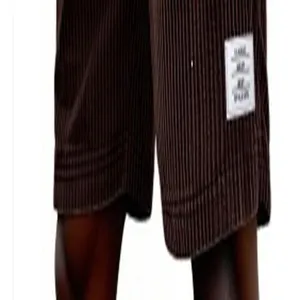Nahaufnahme brauner Cordshorts mit weicher Textur und einem weißen Etikett am Saum.