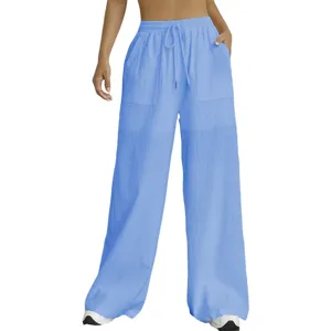 Vista dettagliata dei pantaloni casual azzurri con comoda coulisse e grandi tasche.