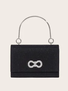 Detailaufnahme einer schwarzen Glitzer-Abendtasche mit silbernem Metallring und Strass.