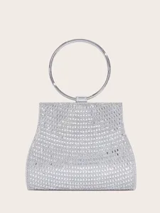 Strass-Abendtasche Detail, glitzernder Kristallbesatz am runden silbernen Metallgriff.