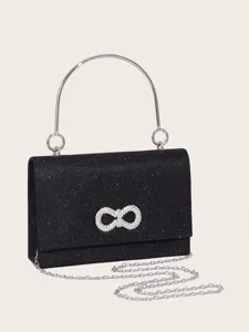 Nahaufnahme der schwarzen Glitzer-Abendtasche mit silbernem Metallgriff und Strass.