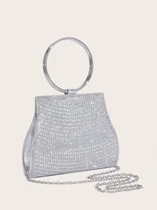 Silberne Strass Abendtasche Detailansicht mit glitzernden Kristallen und Metallgriff.