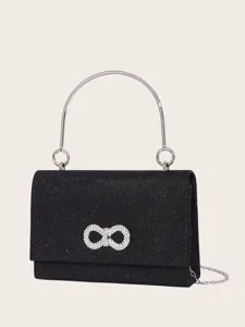Glitzer Abendtasche Detail mit Strass Schnalle, funkelnder Stoff und Metallgriff Textur.