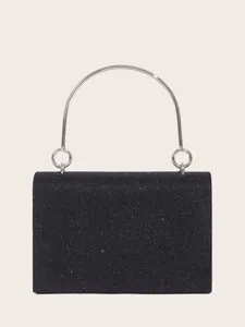 Nahaufnahme der schwarzen Glitzer-Abendtasche mit metallischem silbernem Rundgriff.