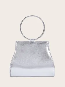Silberne metallische Abendtasche Detail mit glattem runden Metallgriff und sauberem Finish.