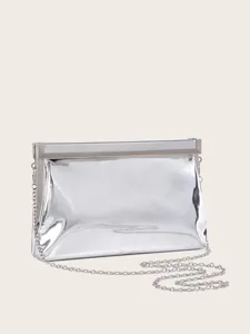 Silberne metallic Abendtasche Detail, elegante Partytasche mit praktischer Kette.