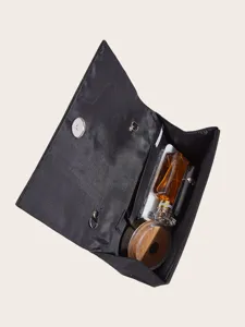 Detailansicht des schwarzen Abendtaschen-Innenraums mit Platz für tägliche Essentials.