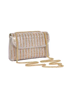 Nahaufnahme der funkelnden Strass-Abendtasche mit edlen goldenen Kettengurt-Details.