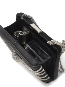 Nahaufnahme der schwarzen Satin-Abendtasche mit funkelndem Strassknoten und Kette.