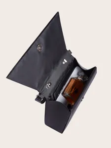 Detailansicht einer schwarzen Satin-Abendtasche mit Klappdeckel und eleganter Metallschließe.