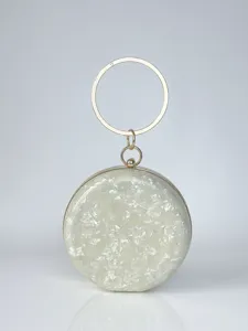 Nahaufnahme der runden Marmor Acryl Abendtasche mit schickem goldenem Metallring Griff.