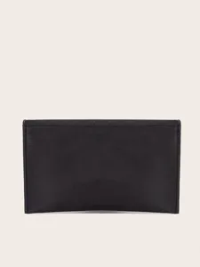 Detailansicht der schwarzen Abendtasche, elegantes Kuvert-Design für edle Partys.