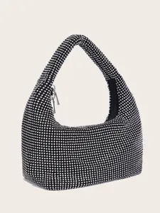 Detailansicht der glitzernden Strass-Abendtasche mit dichtem Kristallbesatz für Eleganz.