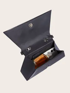 Detailansicht einer schwarzen strukturierten Abendtasche mit Metallverschluss und geräumigem Innenraum.