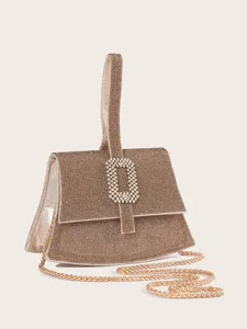 Detailaufnahme der glamourösen Strass-Abendhandtasche mit funkelnden Kristallen und Kette.
