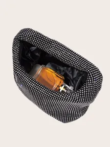 Detaillierte Ansicht einer glitzernden Strass-Abendtasche mit geräumigem Innenraum und Satin.