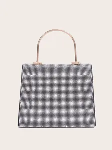 Detailansicht der glitzernden Strass Abendtasche mit elegantem Metallgriff für Partys.