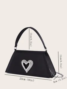 Detailansicht der schwarzen Satin Abendtasche mit Strass Herz und Kettenriemen.