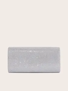 Silberne Glitzer-Clutch-Tasche Detail mit glänzendem Stoff für elegante Abendveranstaltungen.