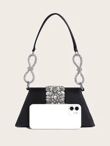 Detailaufnahme der schwarzen Abendtasche aus Satin mit Strass-Kette und Kristallschließe.