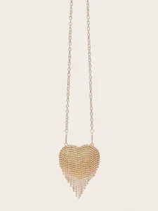 Detailaufnahme der glitzernden Strass-Herz-Abendtasche mit filigranem Goldkettenriemen.