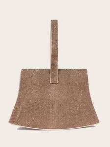 Glitzernde Strass-Abendtasche Detail, elegantes ausgestelltes Design und funkelnde Kristalle.