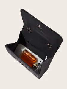 Detailansicht des schwarzen glitzernden Abendtaschen-Innenraums mit gutem Stauraum.