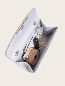 Silberne Glitzer-Abendtasche Innendetail mit hellem Futter und praktischen Fächern.