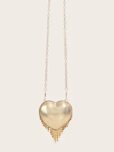 Detailansicht der goldenen Herz-Abendtasche mit feiner Metallkette und edlen Fransen.