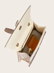 Detailansicht der eleganten Strass Abendhandtasche mit Innenraum und edlem Futter.