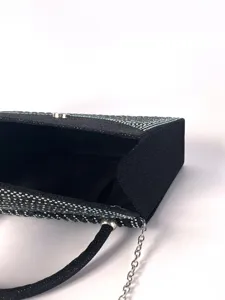 Detailaufnahme einer schwarzen Strass-Abendtasche mit Kettengriemen und elegantem Griff.