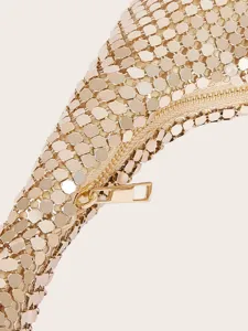 Nahansicht der goldenen Metallic-Netz-Abendtasche mit Reißverschluss-Detail und Textur.